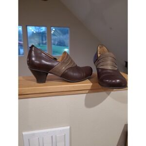 Fidji Women SZ 37 US 6.5 Brown and Tan leather comfort shoe career work 2" heel